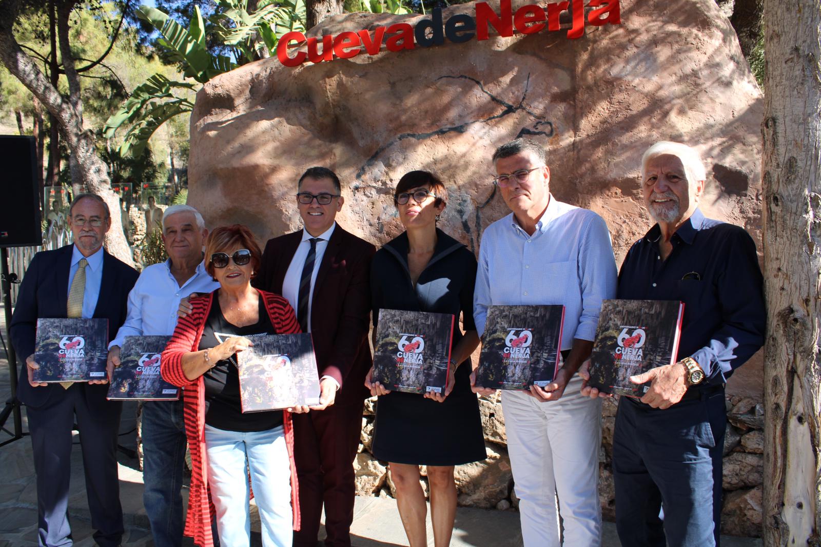 Libro Conmemorativo del 60 Aniversario del descubrimiento de la Cueva de Nerja