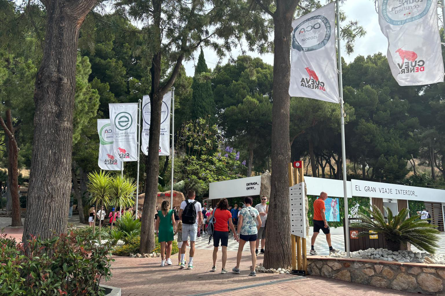 Que servicios incluye la cueva de nerja
